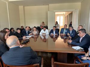 Tras una intensa agenda de trabajo en Bogotá, los alcaldes adscritos a Asomunicipios, lograron importantes avances en la consolidación del Pacto Territorial por El Catatumbo y se acordó un compromiso del Gobierno Nacional para anunciar en un mes la inversión total destinada a resolver problemas estructurales en salud, educación, agua potable y saneamiento básico en la región, reafirmando el compromiso con la paz y el desarrollo sostenible de El Catatumbo.